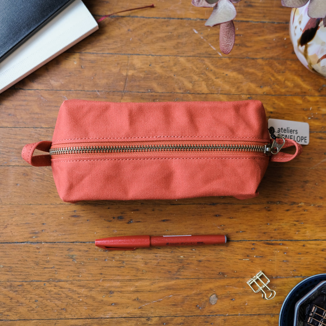 ateliers PENELOPE - Air Pouch - Chinese Red