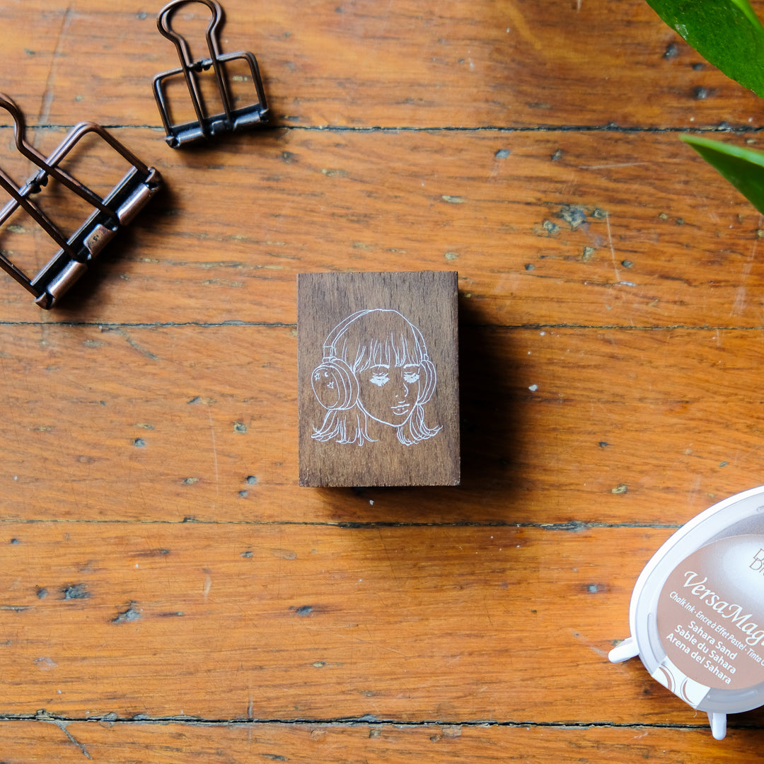 La Dolce Vita Rubber Stamp - Girl with Earphones