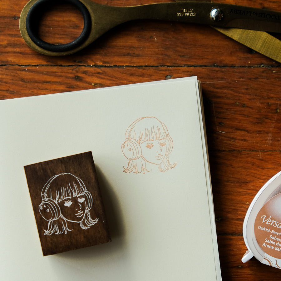 La Dolce Vita Rubber Stamp - Girl with Earphones