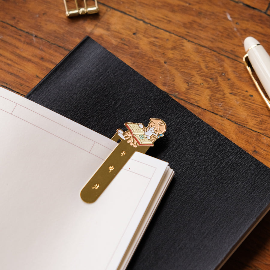Pottering Cat - Bookmarker - BM-21 Reading 1 Clover