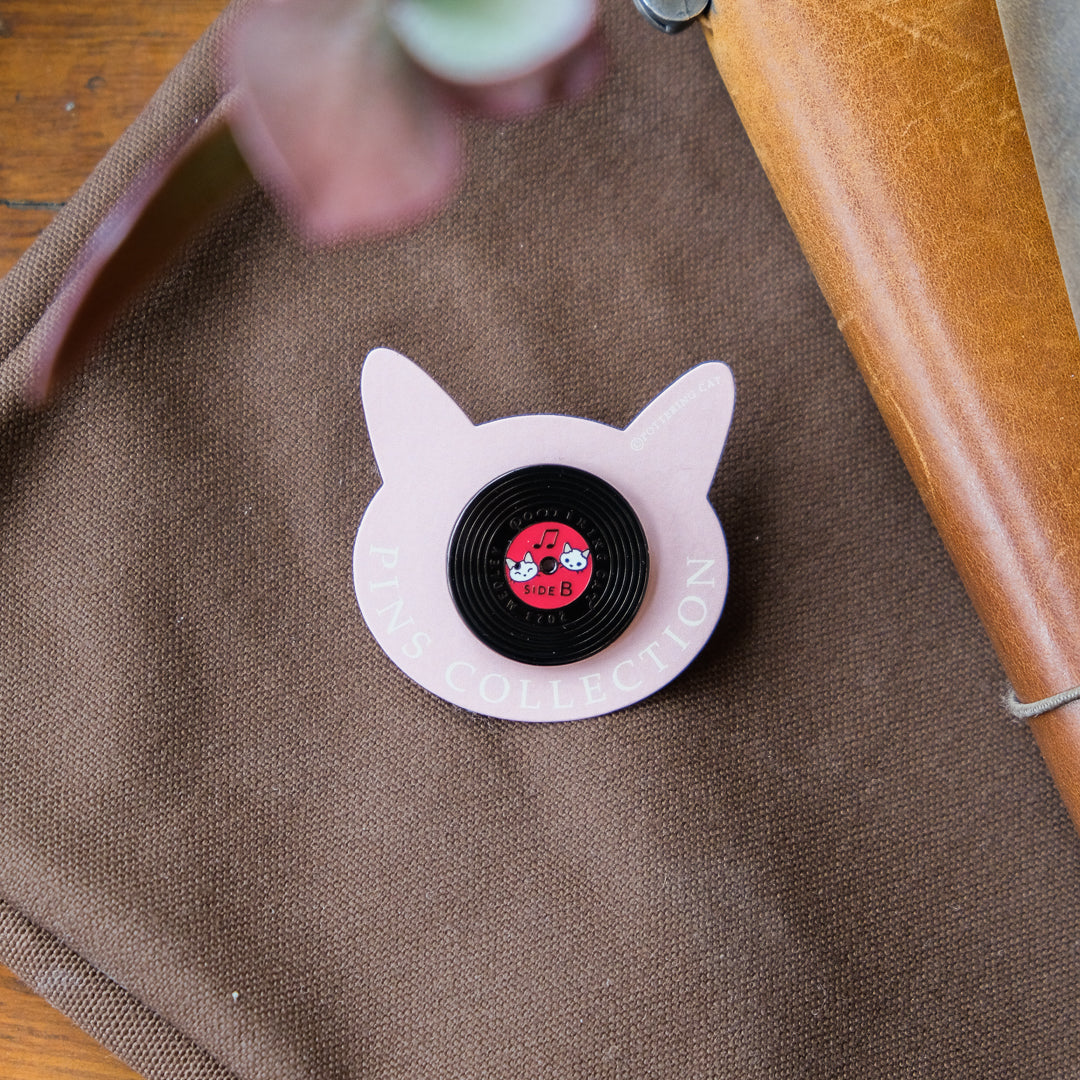 Pottering Cat - Badge - PZ-074 Red Disk