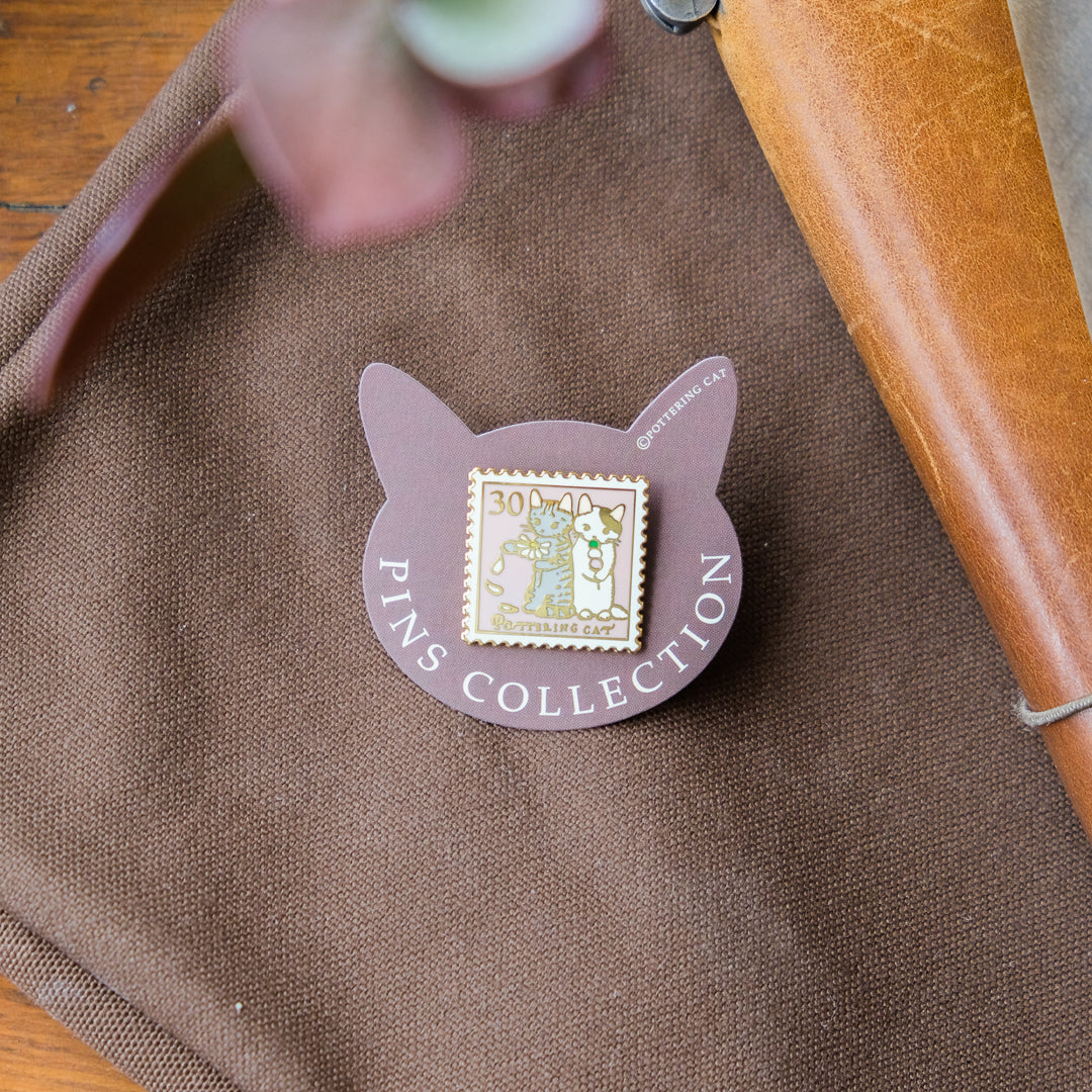 Pottering Cat - Badge - PZ-027 Petal Divination