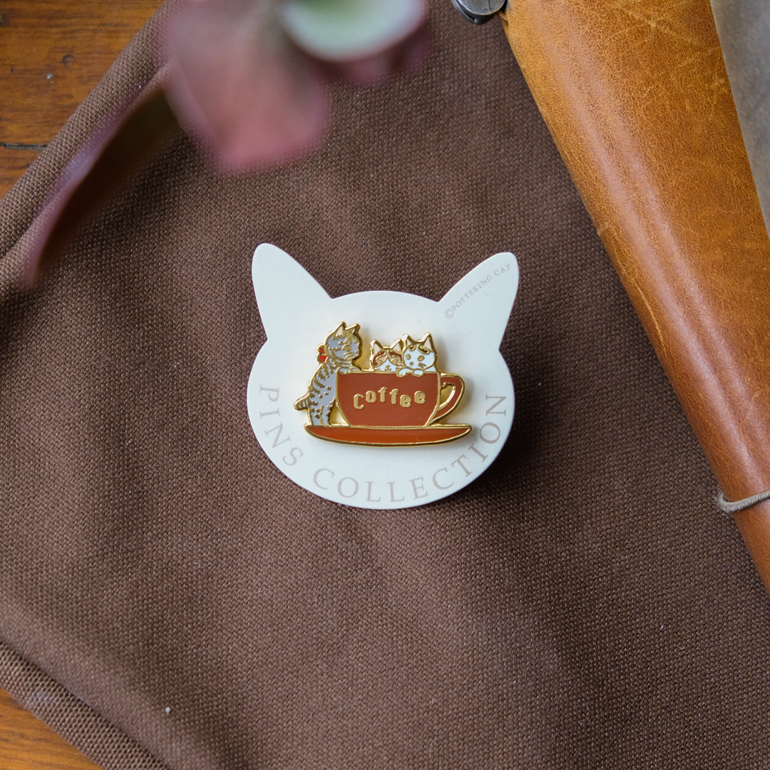 Pottering Cat - Badge - PZ-070 Coffee Cup