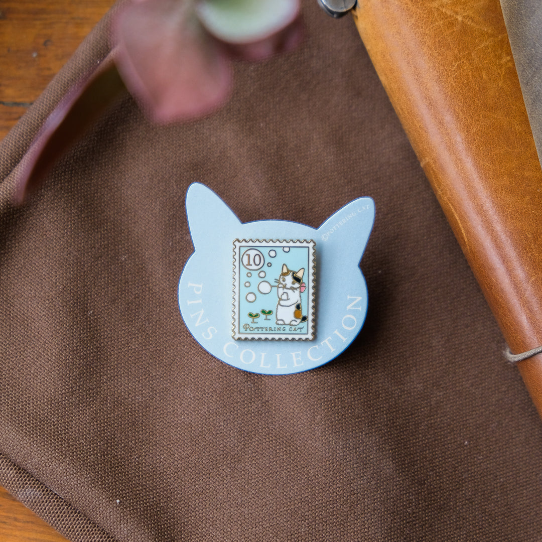 Pottering Cat - Badge - PZ-024 Blowing Bubbles