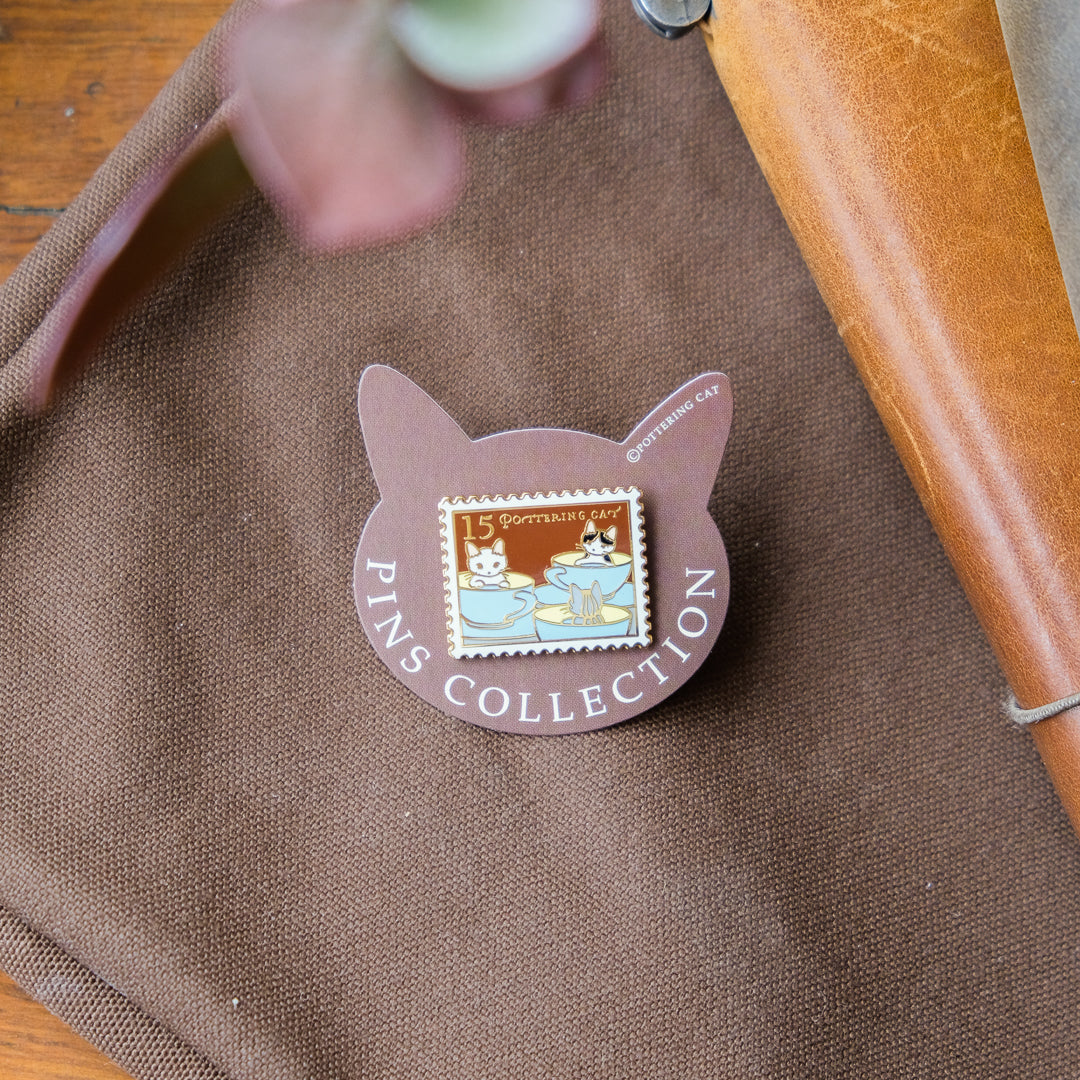 Pottering Cat - Badge - PZ-025 Rotating Coffee