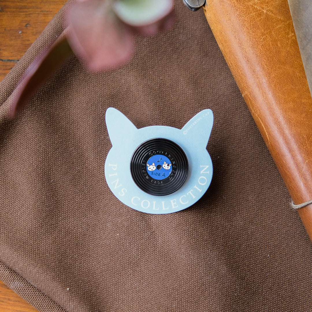 Pottering Cat - Badge - PZ-073 Blue Disk