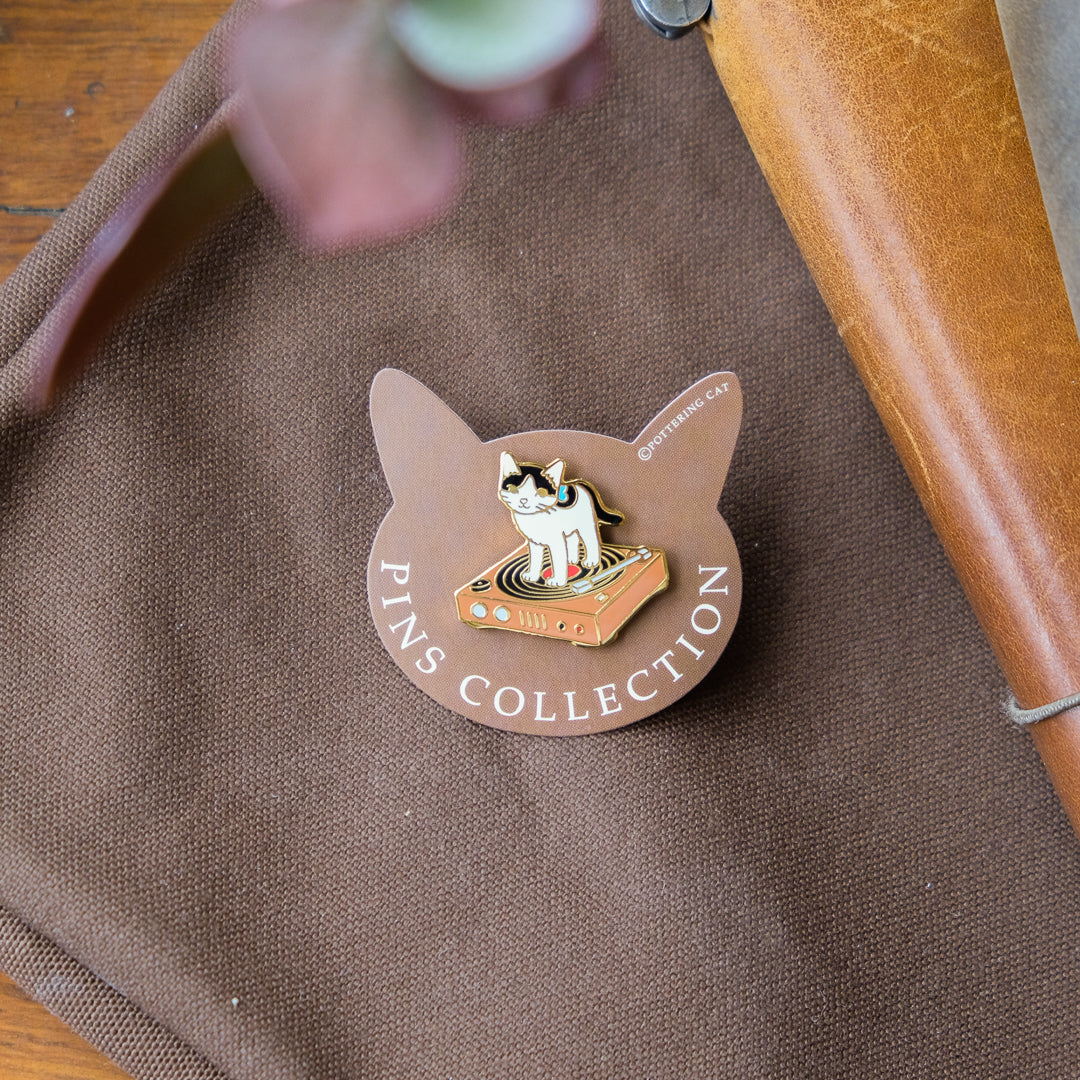 Pottering Cat - Badge - PZ-010 Vinyl Record Player