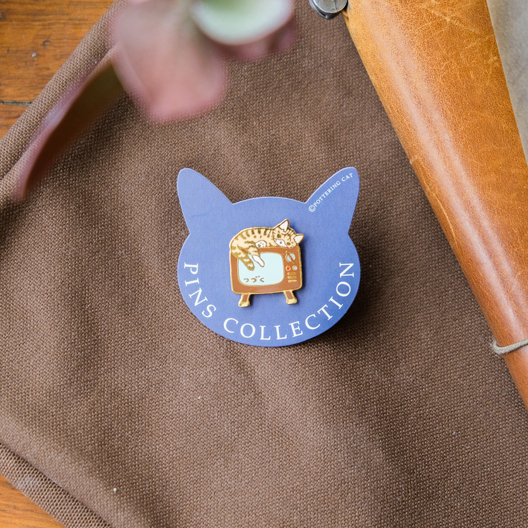 Pottering Cat - Badge - PZ-032 TV