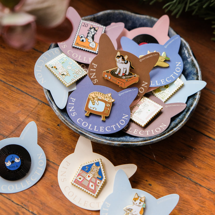 Pottering Cat - Badge - PZ-010 Vinyl Record Player