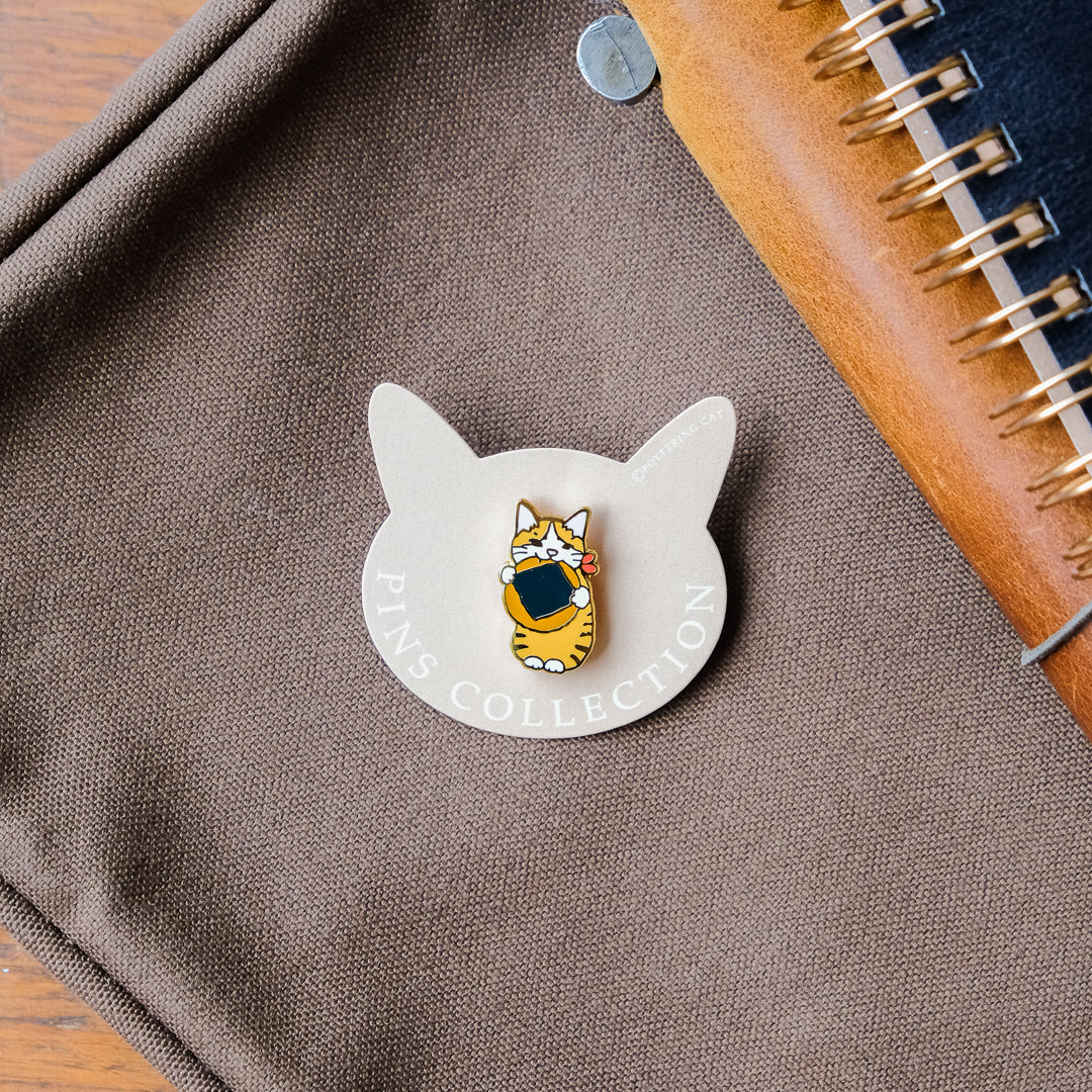 Pottering Cat - Badge - Senbei
