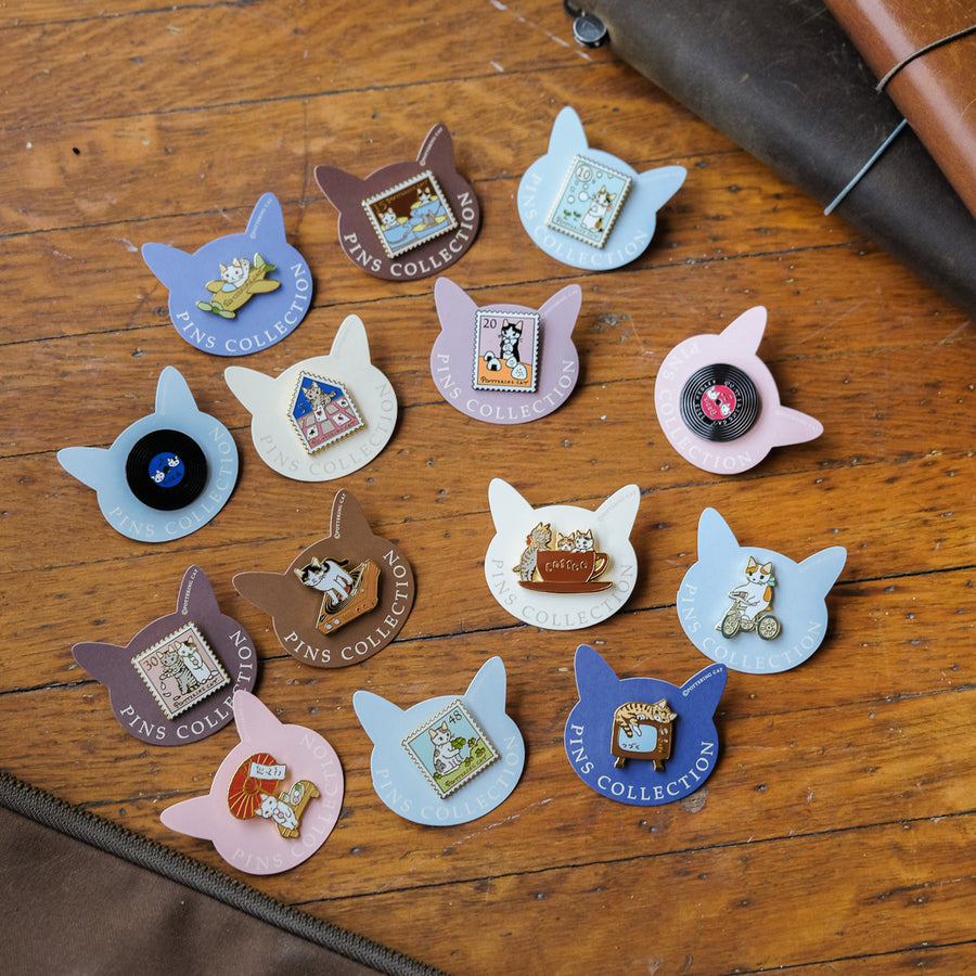 Pottering Cat - Badge - PZ-073 Blue Disk