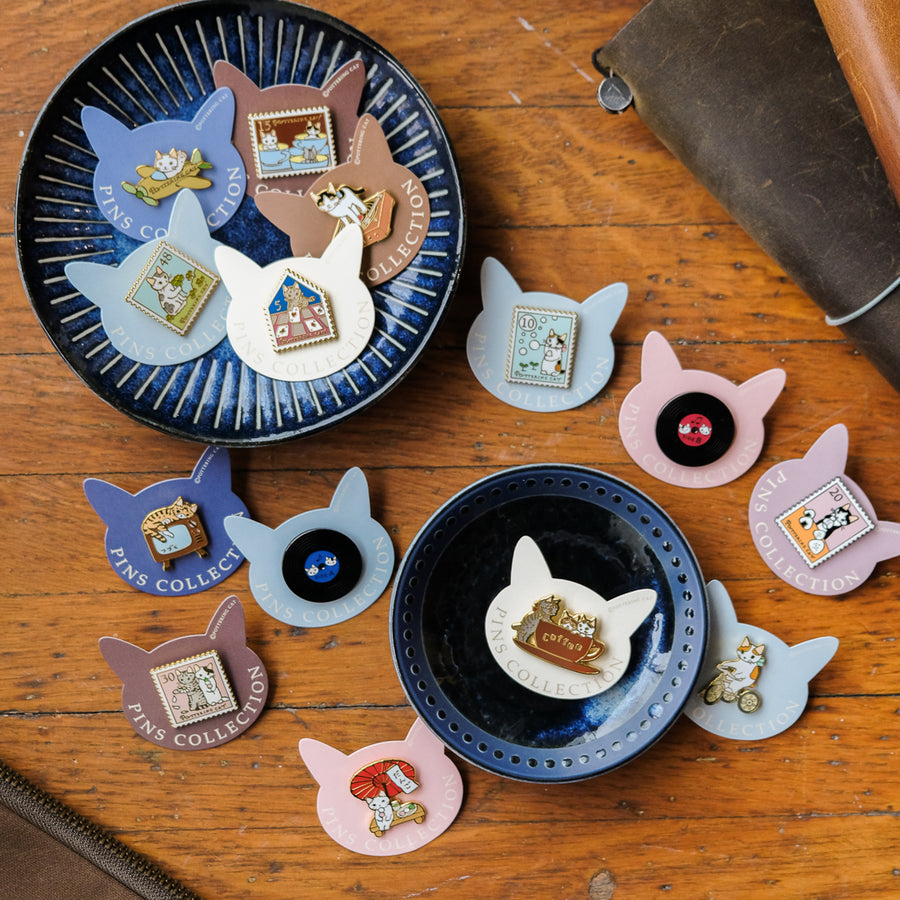 Pottering Cat - Badge - PZ-027 Petal Divination