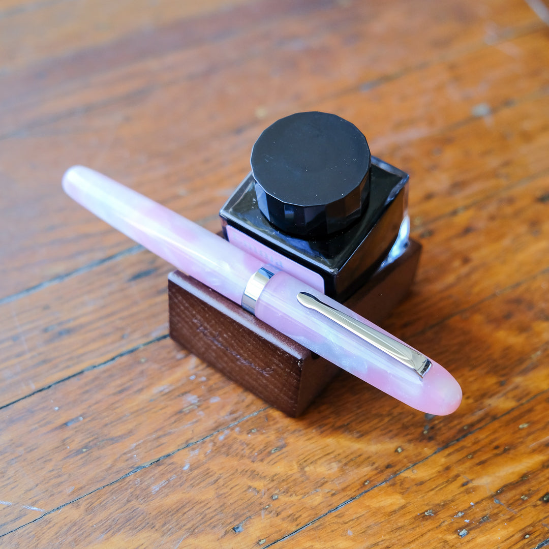 Wearingeul Ink & Pen Rest