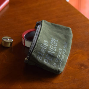 ateliers PENELOPE - #6 AP Pen Case - Olive / Logo print: Navy